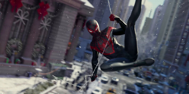 Spiderman letící nad střechami New Yorku
