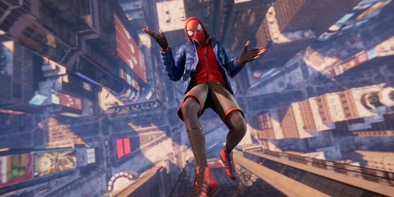 Spiderman padající ze střechy