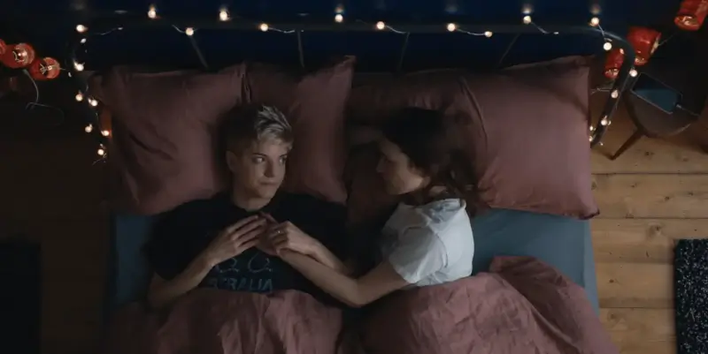 Hlavní hrdinka seriálu Na pohodu Mae s přítelkyní George