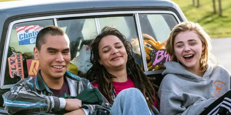 Hlavní hrinové filmu Převýchova Cameron Postové sedící na korbě náklaďáku