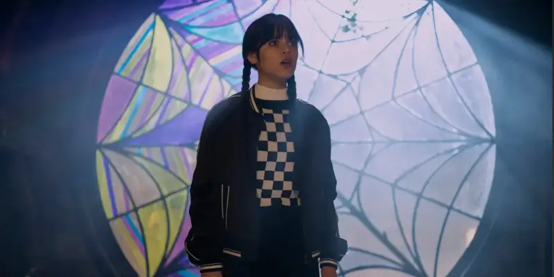 Hlavní postava Wednesday v podání americké herečky Jenny Ortegy