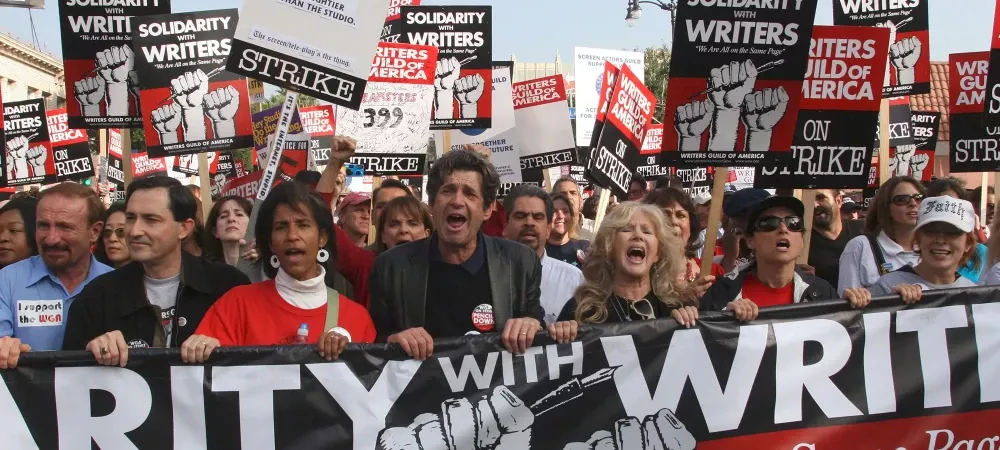 Protestující scénáristé na hollywoodských ulicích.