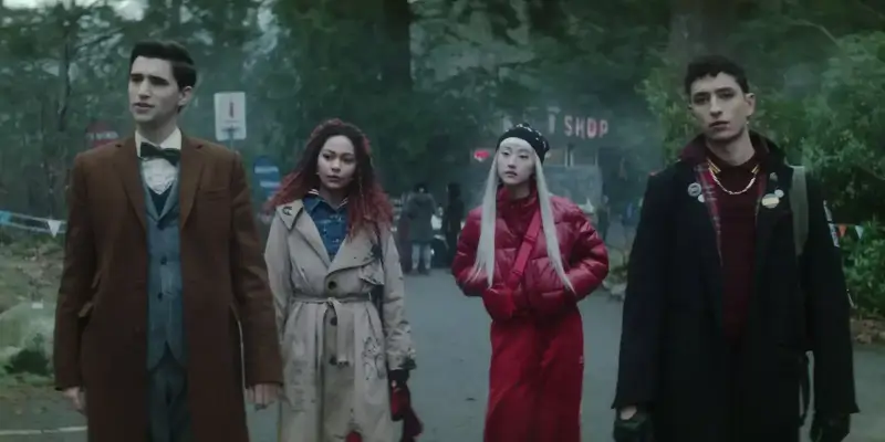 Hlavní čtveřice seriálu Mladí mrtví detektivové podle komiksu od spisovatele Neila Gaimana