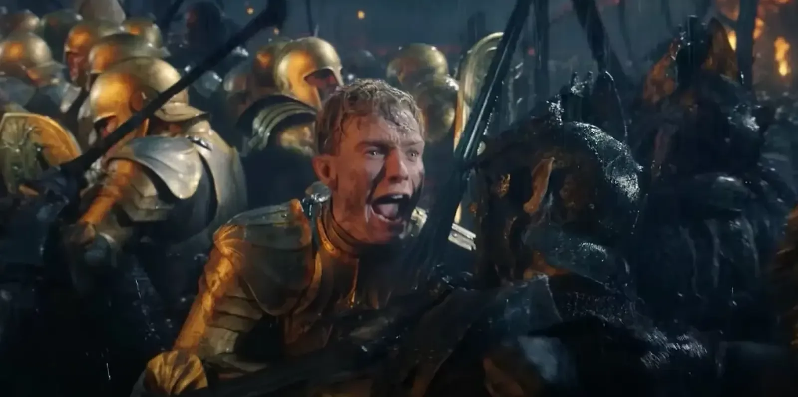 Finrod bratr Galadriel v úvodní scéně Pán prstenů: Prsteny moci