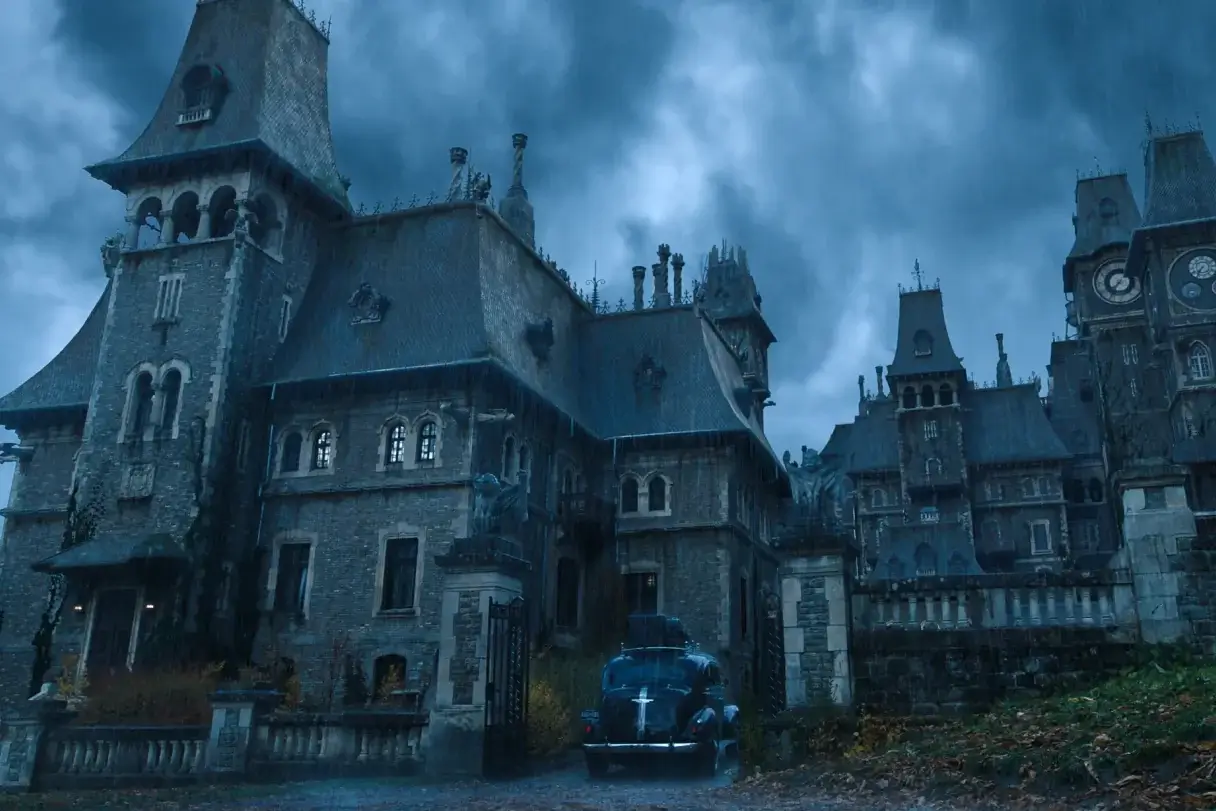 Vydejte se na skutečná místa natáčení Wednesday, Bridgertonových nebo Stranger Things!