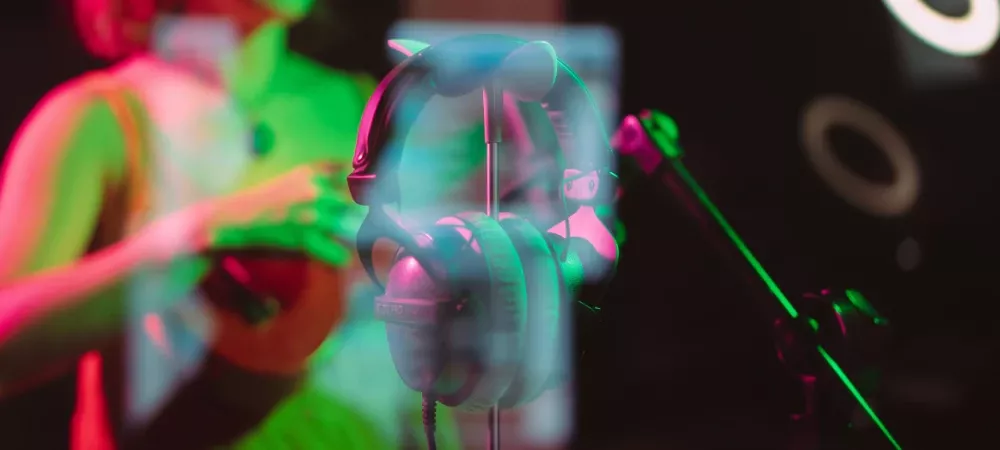 Sluchátka na zeleném pozadí