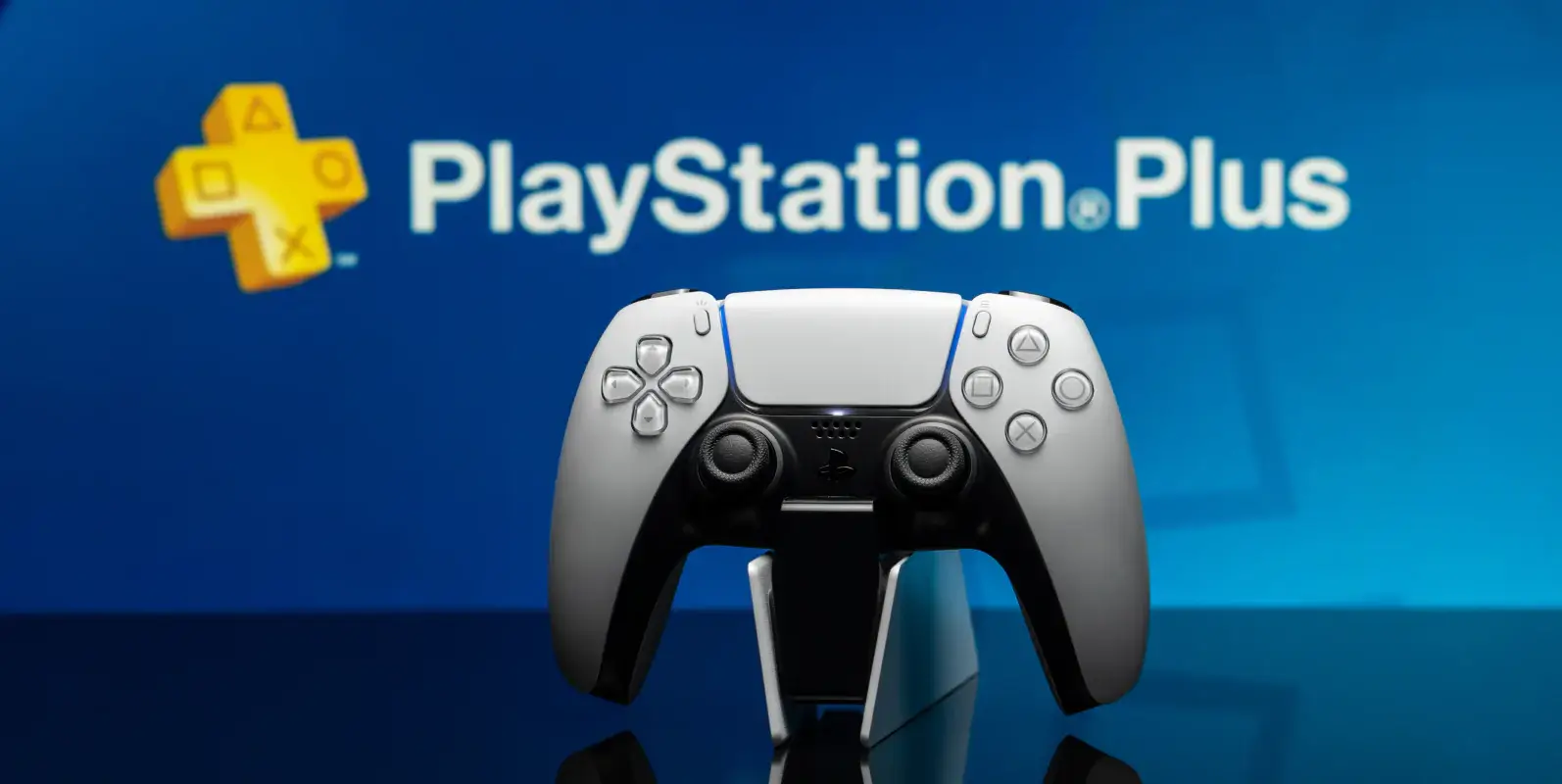 PS Plus essential pozadí s ovladačem na PS5