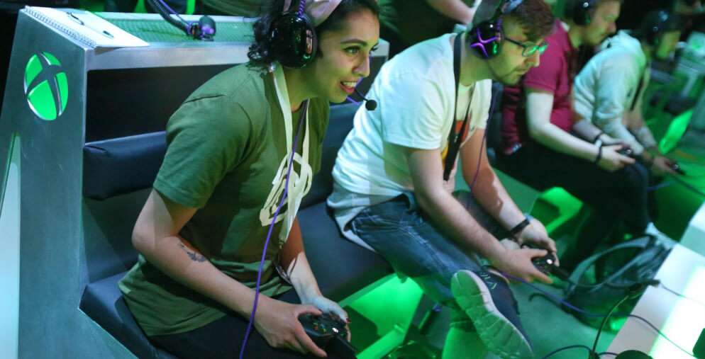 Hráči hrající na konzoli XBOX.